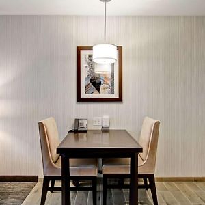 King Suite Hearing Access or Non-Smoking